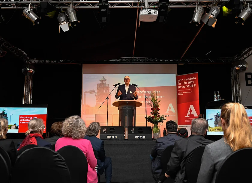 Bürgermeister Andreas Bovenschulte spricht ein Grußwort beim gestrigen Empfang der Arbeitnehmerkammer. Foto: Senatspressestelle