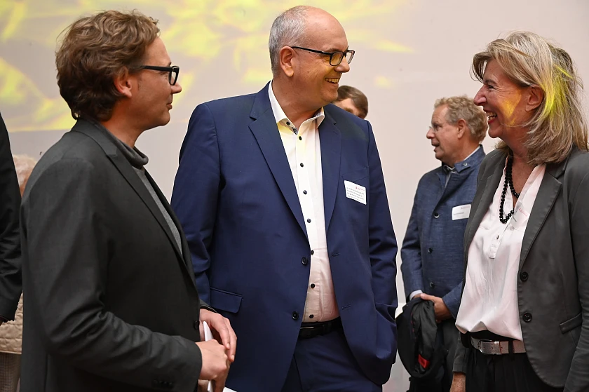 Im Gespräch (v.l.n.r.): Peer Rosenthal, Hauptgeschäftsführer Arbeitnehmerkammer Bremen, Bürgermeister Andreas Bovenschulte und Elke Heyduck, Geschäftsführerin Arbeitnehmerkammer Bremen. Foto: Senatspressestelle