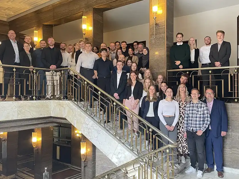 Finanzsenator Björn Fecker hat heute 40 Nachwuchskräfte vereidigt, die nun ihr duales Studium aufnehmen. Foto: Aus- und Fortbildungszentrum/Brekenfeld