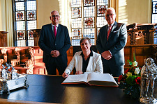 Eintrag in das Goldene Buch; Bürgermeister Andreas Bovenschulte (li.), Botschafterin Alda Vanaga und Honorarkonsul Lutz Peper. Foto: Senatspressestelle