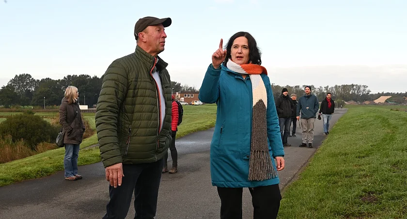  Senatorin Kathrin Moosdorf im Gespräch mit dem Verbandsvorsteher des Deichverbandes am linken Weserufer, Ralf Hagens auf der Deichschau in der Nähe des Ochtumsperrwerks. 