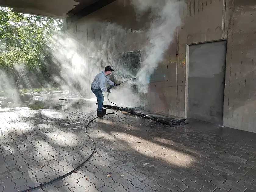 Graffiticleaner Bremen GmbH leitet Reinigung an. Foto: Hoppenbank e.V.