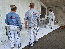 Malereibetrieb B&O GmbH begleitet Überstreichen der zuvor gereinigten Fläche. Foto: Hoppenbank e.V.
