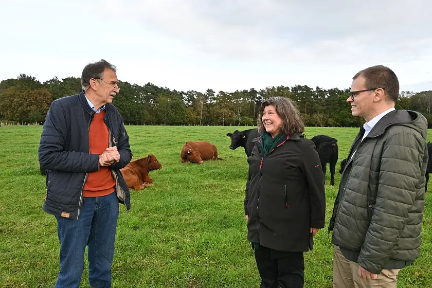 Bauer Ulrich Vey (links) im Gespräch mit der Staatsrätin für Umweltschutz, Irene Strebl, und dem Staatsrat für Landwirtschaft, Jan Fries, beide bei der Senatorin für Umwelt, Klima und Wissenschaft. Foto: Umweltressort