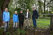 Vor dem gute gesicherten Gehege am Eispol in Bremen Rönnebeck stehen (v.l.) Abteilungsleiter Naturschutz Michael Bürger, Abteilungsleiterin Landwirtschaft Marion Langenbach, Staatsrätin für Umweltschutz Irene Strebl, Staatsrat für Landwirtschaft Jan Fries und Ulrich Vey. Foto: Umweltressort