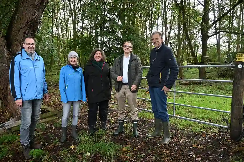 Vor dem gute gesicherten Gehege am Eispol in Bremen Rönnebeck stehen (v.l.) Abteilungsleiter Naturschutz Michael Bürger, Abteilungsleiterin Landwirtschaft Marion Langenbach, Staatsrätin für Umweltschutz Irene Strebl, Staatsrat für Landwirtschaft Jan Fries und Ulrich Vey. Foto: Umweltressort