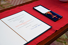 Die Verleihungsurkund und der Orden für Recai Aytas. Foto: Senatspressestelle