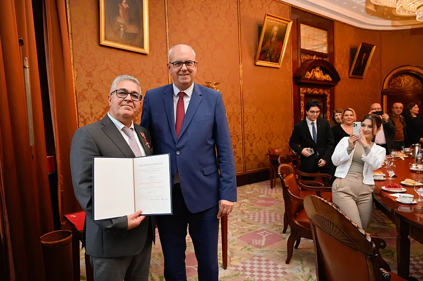 Mit dem Verdienstkreuz am Bande ausgezeichnet: Recai Aytas (li.) wurde im Senatssaal des Bremer Rathauses von Bürgermeister Andreas Bovenschulte die Auszeichnung überreicht. Foto: Senatspressestelle