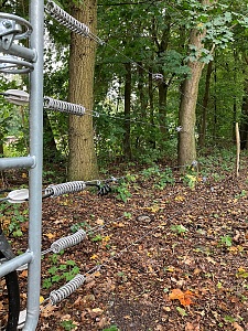 Zaun, der fünfzügig ist und Strom führt, um Wölfe abzuwehren. Foto: Umweltressort