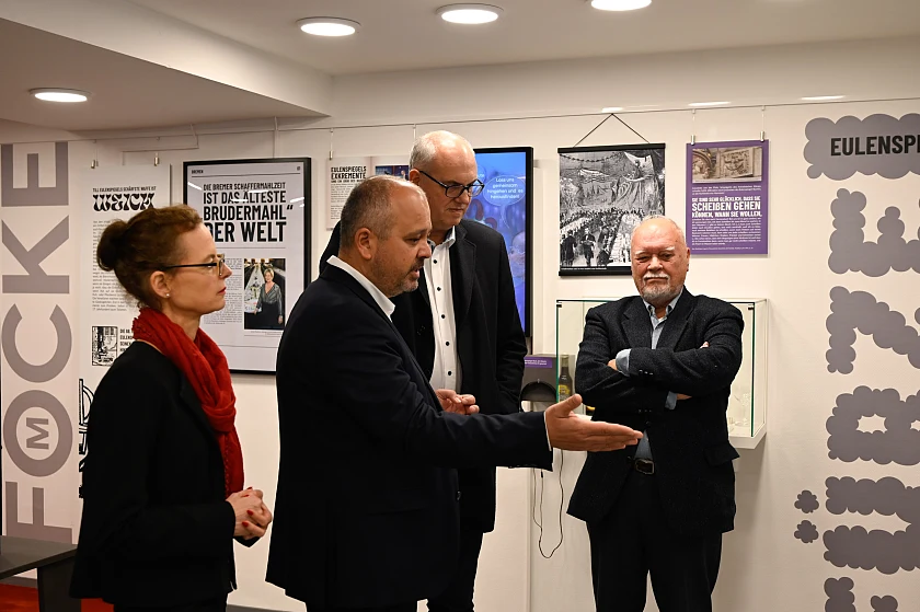 Besuch bei der Till-Eulenspiegel-Ausstellung (v.l.): Dr. Anna Greve (Direktorin Focke Museum), Dr. Bora Akşen (Kurator), Bürgermeister Dr. Andreas Bovenschulte,  Dr. Rainer Stollmann (Kurator). Foto: Senatspressestelle