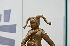 Eine Eulenspiegel-Plastik in der Ausstellung. Foto: Senatspressestelle