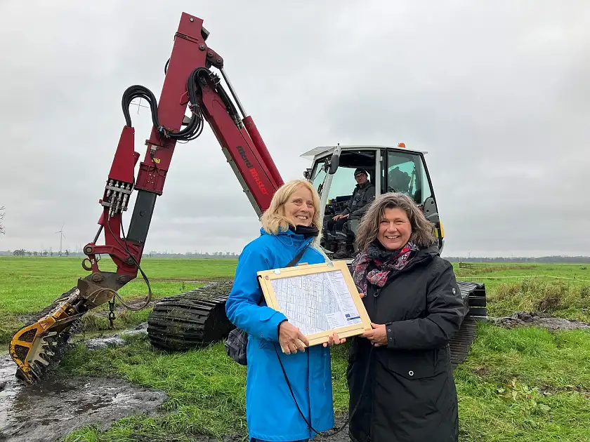 Staatsrätin Irene Strebl mit Landschaftsökologin Karin Hobrecht vom Schutzgebietsmanagement Blockland vor dem speziell für die ökologische Grabenräumung geeigneten Bagger. Foto: Umweltressort