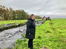Staatsrätin Irene Strebl macht sich ein Bild von der Ökologischen Grabenräumung und zeigt sich beeindruckt vom Ineinandergreifen von Landwirtschaft und Naturschutz. Foto: Umweltressort