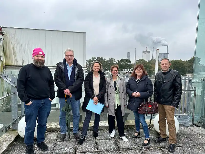 Ortstermin in Hemelingen: Daniel Schnier (Zwischenzeitzentrale), Kay Borchers (Sozialressort), Heike Schilling (Quartiersmanagerin Hemelingen), Senatorin Claudia Schilling, Waltraut Otten (WiN-Fachausschuss) und Dieter Regent (Leiter Sozialzentrum 6). Foto: Arbeitsressort