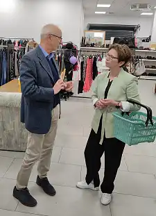 Senatorin Claudia Schilling im Kaufhaus Hemelingen mit Andreas Kaireit (Gröpelinger Recycling Initiative). Foto: Arbeitsressort