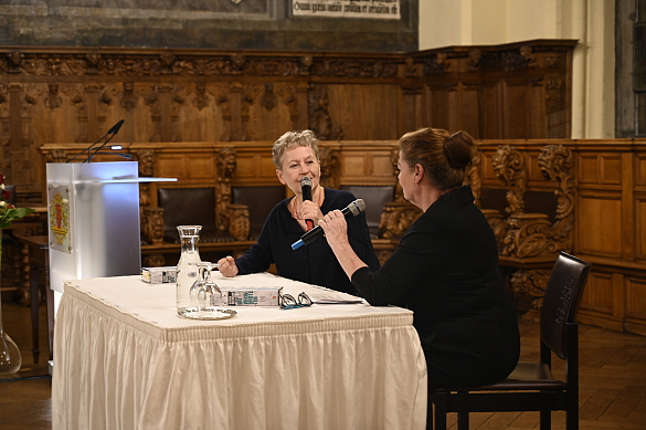 Der Ehrengast Ulrike Draesner  (links), eine der profiliertesten Schriftstellerinnen der deutschsprachigen Literatur und Moderatorin Silke Behl sprechen vor dem Publikum über ihr neues Buch Die Verwandelten. Foto: Senatspressestelle