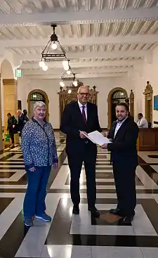 Bürgermeister Bovenschulte mit der Vegesacker Beiratssprecherin Heike Sprehe und dem neuen Vegesacker Ortsamtsleiter, Gunnar Sgolik. Foto: Senatspressestelle