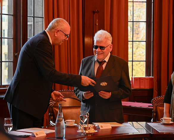 Bürgermeister Andreas Bovenschulte übergibt Uwe Boysen die Urkunde. Foto: Senatspressestelle