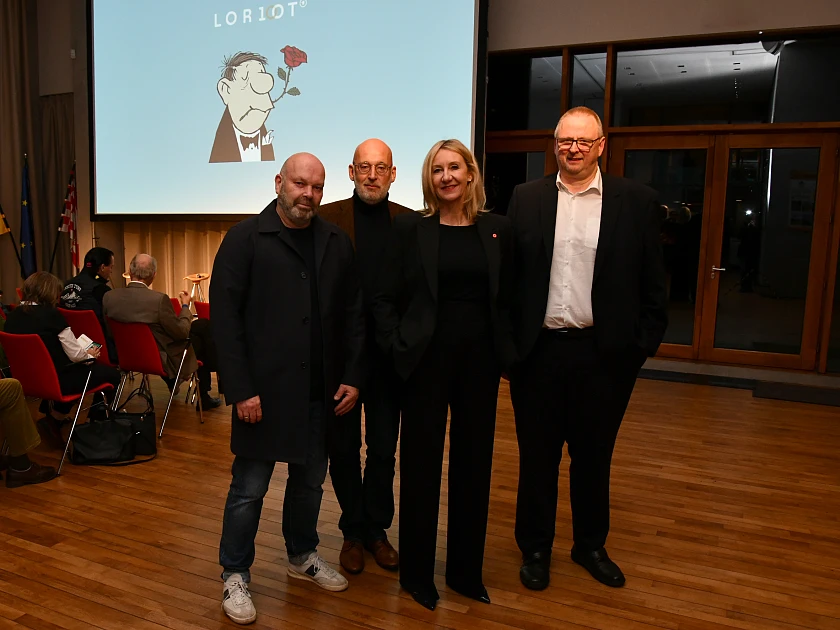 Bei der Preview in der Bremer Landesvertretung in Berlin (von links): André Schäfer (Produzent), Thomas v. Bötticher (Radio Bremen, Leiter Programmbereich Gesellschaft & Entertainment), Christina Del Din (Radio Bremen, Leiterin Kommunikation), Dr. Olaf Joachim (Bevollmächtigter Staatsrat beim Bund und für Europa). Foto: Landesvertretung