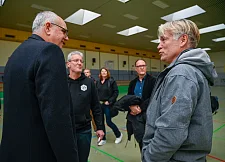 Bürgermeister Andreas Bovenschutle im Gespräch mit Thomas Schweers (re.) und Heinz Mahnke, 1. und 2. Vorsitzende des SV Hemelingen von 1858 e.V. Foto: Senatspressestelle