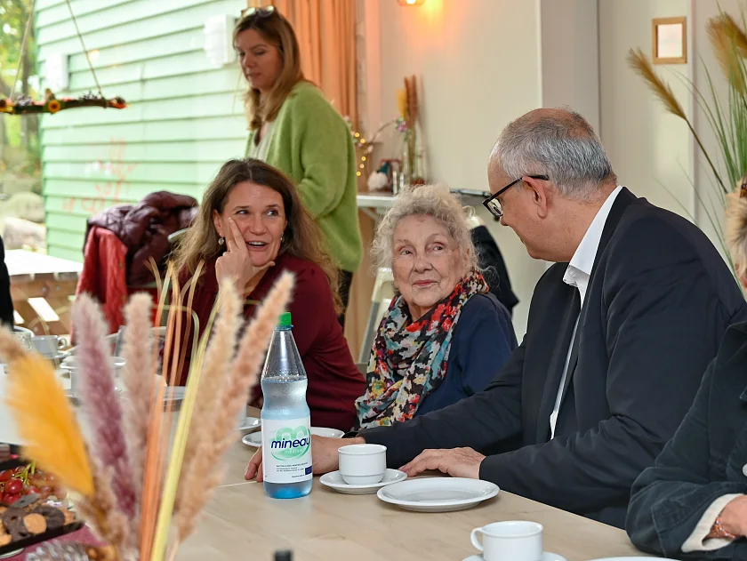 Im Gespräch: Bürgermeister Andraes Bovenschulte, eine Besucherin des Mittagstisches sowie Koordinatorin Charlotte Krull (li.) vom Familienzentrum Mobile. Foto: Senatspressestelle
