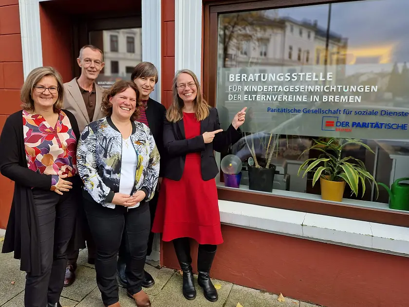 Freude über 30 Jahre Kita-Beratungsstelle (von links): Birgitt Pfeiffer, Detlef Luthe, Katrin Bartsch, Manuela Krämer, Senatorin Sascha Aulepp. Foto: Paritätischer Bremen | Lisa Schwarzien
