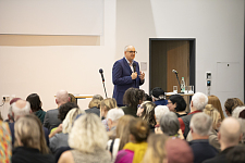 Andreas Bovenschulte spricht zur Eröffnung zu den Anwesenden. Foto: Kulturressort | Jens Lehmkühler
