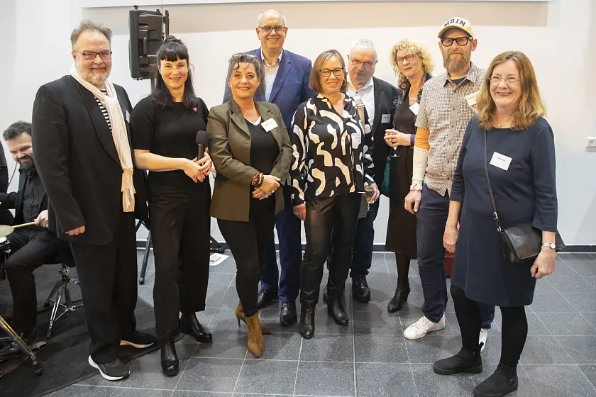 Bürgermeister Bovenschulte mit den Initiatorinnen des KUNST.HAFEN.WALLE (von links nach rechts) Delia Nordhaus, Brigitte Fischer-Panzlau, Petra Heitkötter, dem 1. Vorsitzenden Henning Lühr, 2. Vorsitzender Andreas Wick (mit Brille links im Bild), Christian Reimann (mit Cappy) Schriftführer, Ulrike Pala (rechts), Schatzmeisterin, Moderatorin: Chrissie Loock, Künstlerin (2.v.l.). Foto: Kulturressort | Jens Lehmkühler