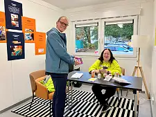 Staatsrat Jan Fries informiert sich über die Energiespar-Beratung durch Manuela Kalnei (WaBeQ) im neu eingerichteten Umweltcontainer. Foto: Umweltressort