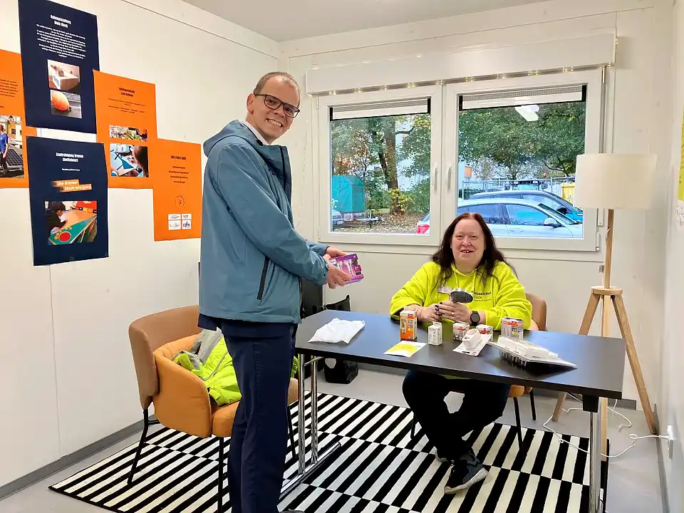 Staatsrat Jan Fries informiert sich über die Energiespar-Beratung durch Manuela Kalnei (WaBeQ) im neu eingerichteten Umweltcontainer. Foto: Umweltressort