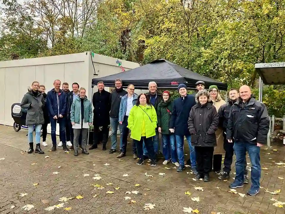 Der gemeinsame Auftakt des Projektes Klimaschutz Guide und die Eröffnung des Umweltcontainers in Kattenturm brachte viele Projektbeteiligte zusammen. So sind neben dem Umweltressort und dem Quartiersmanagement Kattenturm auch energiekonsens, Visionskultur, WaBeQ, die Bremer Stadtreinigung und mehrere Wohnungsbaugesellschaften beteiligt. Foto: Umweltressort