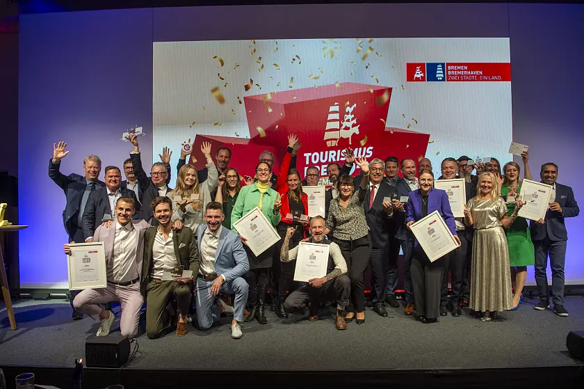Die Tourismuspreise Bremen / Bremerhaven 2023 sind vergeben: Die Prämierten und die Laudatorinnen und Laudatoren. Foto: WFB / Michael Ihle