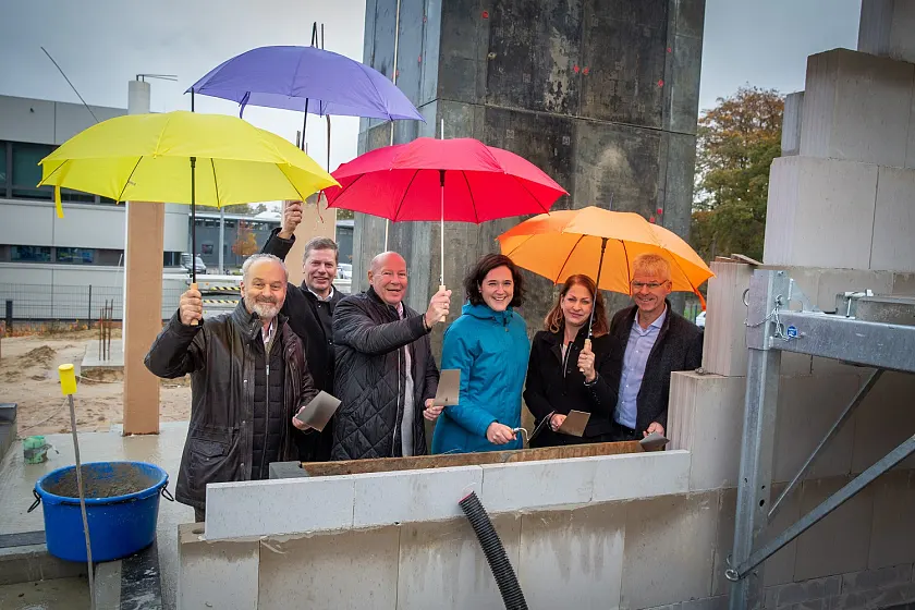 Der Ortsamtleiter in Osterholz, Ulrich Schlüter, Wolfgang Schäfer von der Bürgerinitiative Weserpark, Umweltsenatorin Kathrin Moosdorf, die Vorständin der DBS, Daniela Enslein, und der Abteilungsleiter für Deponie und Recycling-Stationen bei der DBS ,Thomas Wemhoff, legen gemeinsam in der Nähe des Weserparks in Bremen Osterholz den Grundstein für Bremens modernste Recyclingstation. Foto: DBS | Vankann
