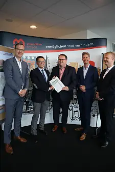 Nach der Vertragsunterzeichnung (von links): Jörg Bollmann (August Reiners Bauunternehmung GmbH), Tim Reiners (Vorstandsvorsitzender Hegemann-Reiners AG), Björn Fecker (Finanzsenator), Thomas Börsch (Kaufmännischer Geschäftsführer Immobilien Bremen), Tim Heinemann (PD – Berater der öffentlichen Hand GmbH). Foto: Finanzressort 