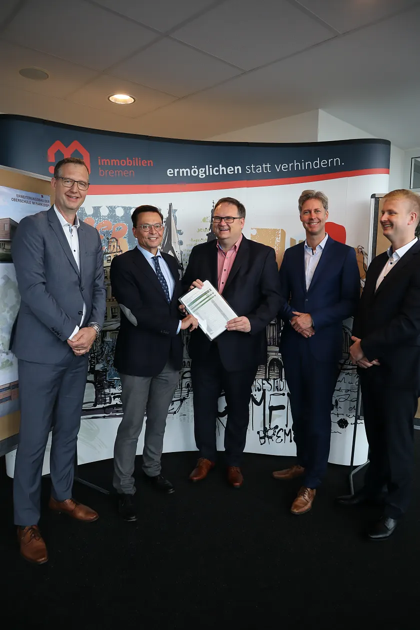 Nach der Vertragsunterzeichnung (von links): Jörg Bollmann (August Reiners Bauunternehmung GmbH), Tim Reiners (Vorstandsvorsitzender Hegemann-Reiners AG), Björn Fecker (Finanzsenator), Thomas Börsch (Kaufmännischer Geschäftsführer Immobilien Bremen), Tim Heinemann (PD – Berater der öffentlichen Hand GmbH). Foto: Finanzressort 