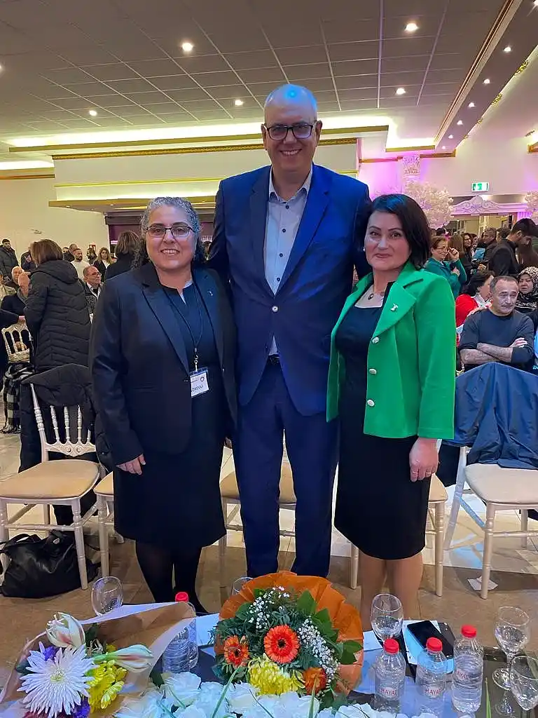 Zum 30-jährigen Bestehen des Alevitischen Kulturzentrums in Bremen und Umgebung e.V. gratulierte Bürgermeister Andreas Bovenschulte Fethiye Töngel (links, Schriftführerin) und Alime Semiha Turan, 1. Vorsitzende des Vereins. Foto: Senatspressestelle