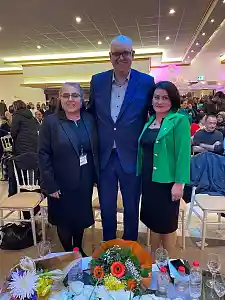 Zum 30-jährigen Bestehen des Alevitischen Kulturzentrums in Bremen und Umgebung e.V. gratulierte Bürgermeister Andreas Bovenschulte Fethiye Töngel (links, Schriftführerin) und Alime Semiha Turan, 1. Vorsitzende des Vereins. Foto: Senatspressestelle