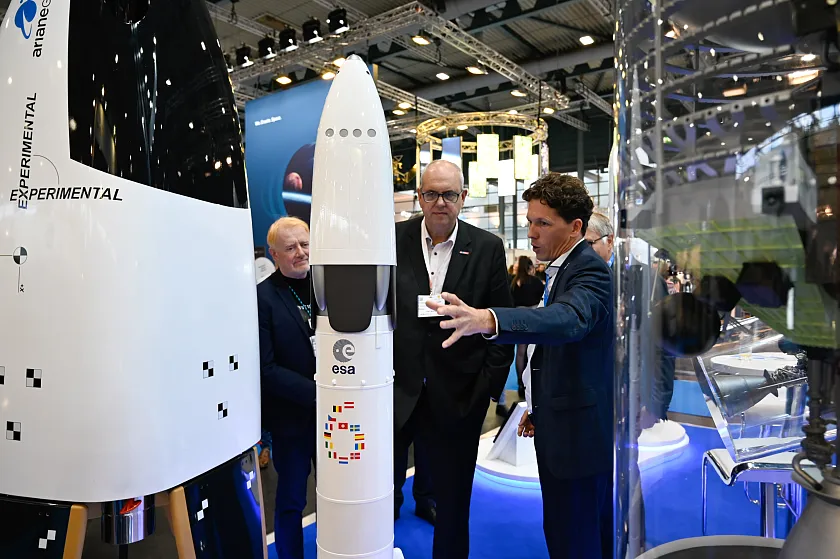 Bei seinem Rundgang besuchte Bürgermeister Bovenschulte diverse Bremer Raumfahrtunternehmen – wie hier die ArianeGroup. Personen (v.l.): Bürgermeister Andreas Bovenschulte und Siljan Schroeder, ArianeGroup. Foto: Senatspressestelle