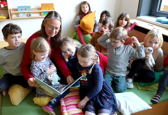 Bildungs- und Kindersenatorin Sascha Karolin Aulepp beim Vorlesetag in der Kita im alten Postamt. Foto: Fröbel-Kindergarten