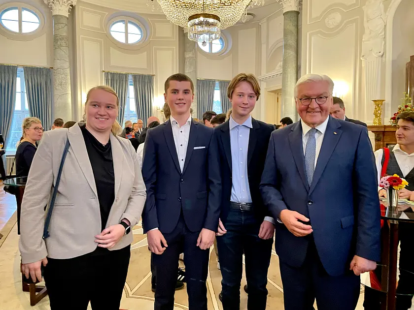 Können sich über die Auszeichnung durch Bundespräsident Frank-Walter Steinmeier (rechts) freuen (von rechts): Torge Harms, Simon Meyer und ihre Tutorin Johanna Sachse. Foto: Claudia Dreyer