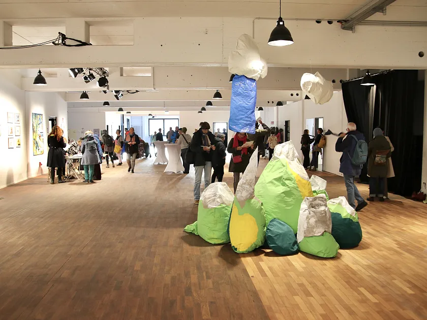 Blick in die Atelieretage während der Offenen Ateliers im Zentrum für Kunst. Foto: Hans König