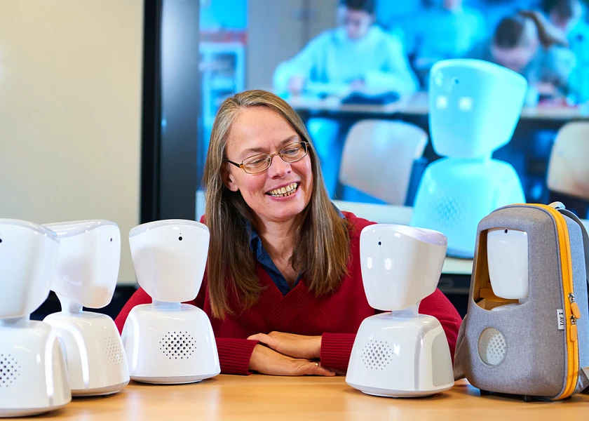 Bildungssenatorin Sascha Karolin Aulepp mit den neuen Kleinrobotern. Foto: Bildungsressort