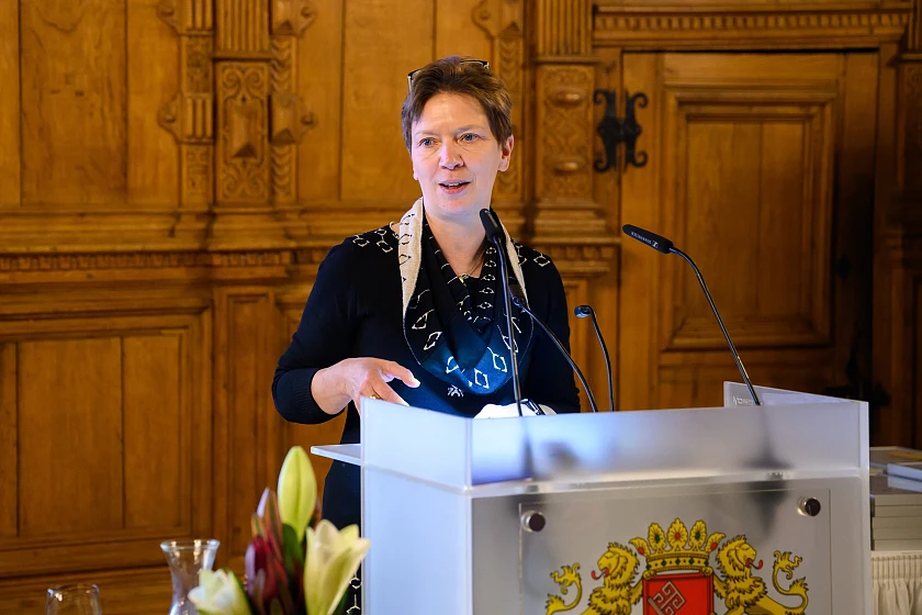 Arbeits- und Sozialsenatorin Dr. Claudia Schilling zeichnete im Rathaus 42 Unternehmen für ihre familienfreundliche Personalpolitik aus. Foto: Kerstin Rolfes