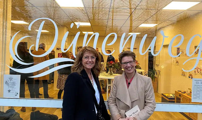Arbeitssenatorin Dr. Claudia Schilling (rechts) und die Staatsrätin für Arbeit, Karin Treu, vor dem Dünenweg. Foto: Sozialressort.