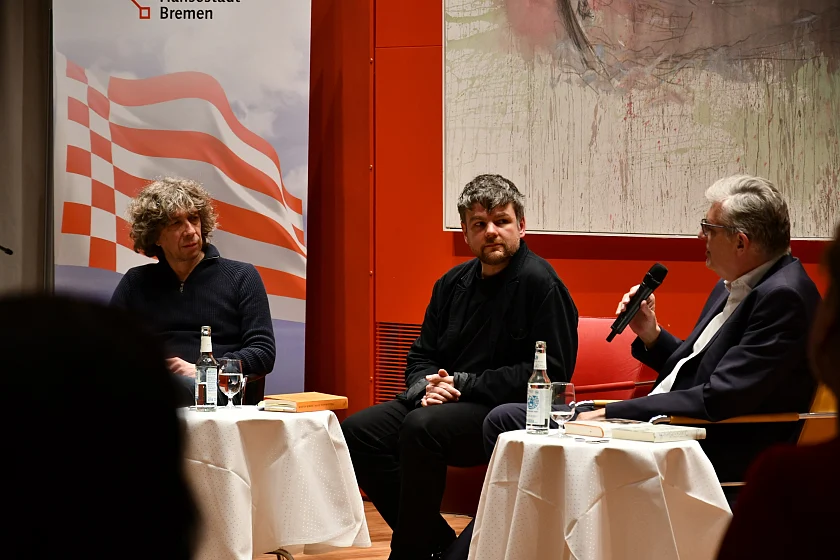 Während der Diskussion (von links): Autor Thomas Stangl, Autor Martin Kordić, Dr. Lothar Müller, Vorstand der Rudolf-Alexander-Schröder-Stiftung, Literaturkritiker und Autor. Bildquelle: Landesvertretung Bremen 