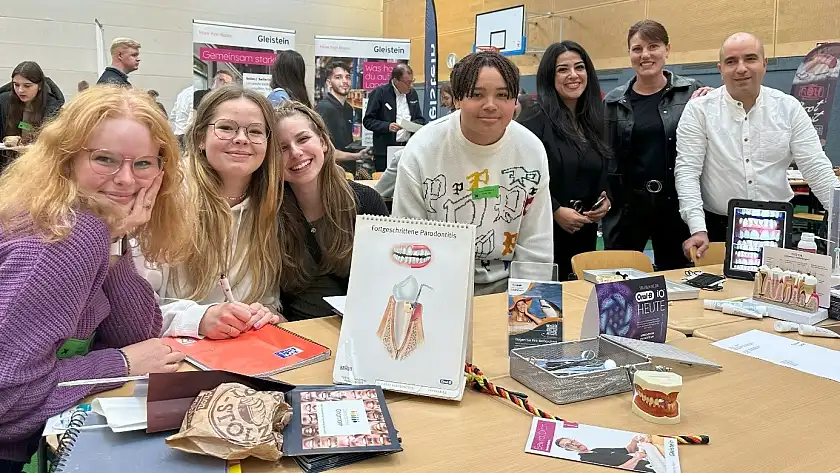 Bei einem futureParcours im Oktober: Dr. Wahid Ghannam (rechts) stellt die Arbeit einer Zahnarztpraxis vor. Foto: RC Bremen-Neuenlande