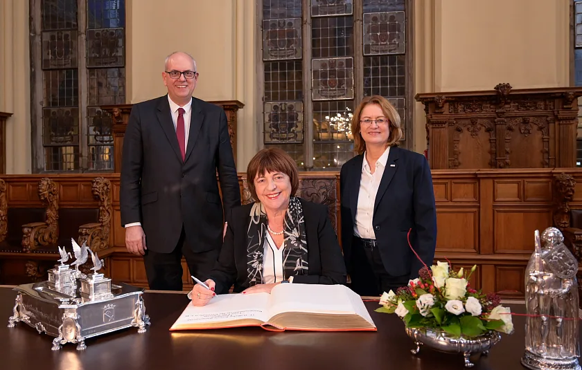 Ulla Schmidt, Ehrengast des 21. Wilhelm Kaisen Bürgermahls, trägt sich im Beisein von Bürgermeister Andreas Bovenschulte und Bürgerschaftspräsidentin Antje Grotheer in das Goldene Buch ein. Foto: Senatspressestelle
