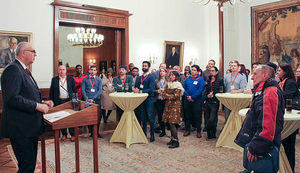 Bürgermeister Andreas Bovenschulte begrüßt die Gäste der Konferenz Fair handeln und beschaffen Made in Bremen bei einem Abendempfang. Foto: Senatspressestelle