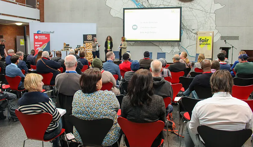 Konferenz Fair handeln und beschaffen Made in Bremen mit über 100 Teilnehmende aus dem gesamten Bundesgebiet sowie Bremens Partnerstädten Windhoek in Namibia und Durban in Südafrika im Kwadrat. Foto: Senatspressestelle