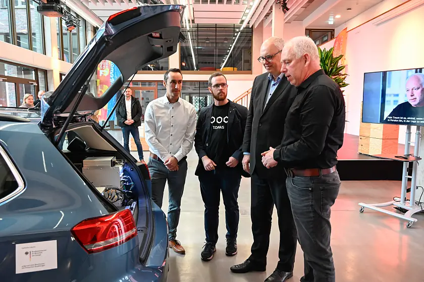 Bürgermeister Andreas Bovenschulte lässt sich das autonom fahrende Fahrzeug erklären. Personen (v.l.): Mitja Echim, Geschäftsführer Topas Industriemathematik; Matthias Rick, Technischer Leiter im Bereich Autonomes Fahren; Bürgermeister Andreas Bovenschulte und Christof Büskens, Wissenschaftlicher Direktor Topas Industriemathematik und Professor am Zentrum für Industriemathematik. Foto: Senatspressestelle